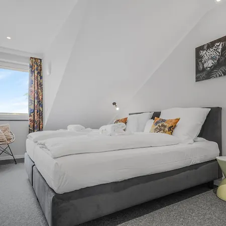Haus Xzllenz - 5 Schlafzimmer, 2,5 Baeder, Parken, Smart-tv, Kueche, Terrasse Ferienhaus Erlangen