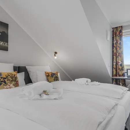 Ferienhaus Haus Xzllenz - 5 Schlafzimmer, 2,5 Baeder, Parken, Smart-tv, Kueche, Terrasse