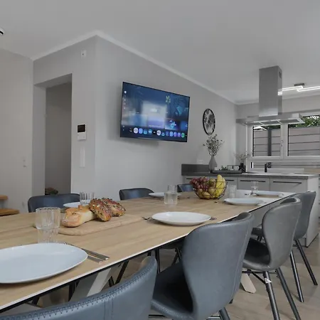 Ferienhaus Haus Xzllenz - 5 Schlafzimmer, 2,5 Baeder, Parken, Smart-tv, Kueche, Terrasse *
