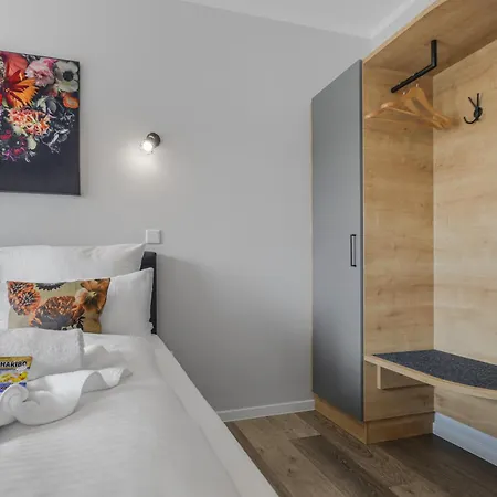 Haus Xzllenz - 5 Schlafzimmer, 2,5 Baeder, Parken, Smart-tv, Kueche, Terrasse * Erlangen