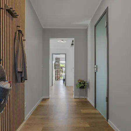 Ferienhaus Haus Xzllenz - 5 Schlafzimmer, 2,5 Baeder, Parken, Smart-tv, Kueche, Terrasse *
